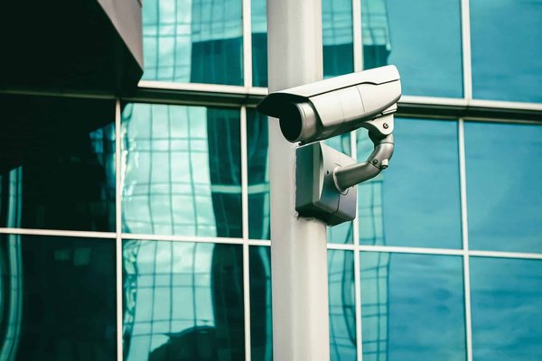 Comment installer un système de surveillance avec caméras IP en extérieur?